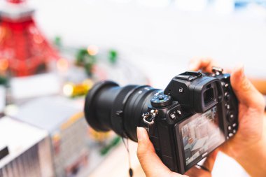 Bangkok, Tayland - 21 Eylül, 2018: kullanarak ve yeni Nikon Z7 full frame aynasızlar kamera kamu başlatmak Event'de test adam