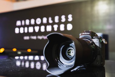 Bangkok, Tayland - 21 Eylül, 2018: Yeni Nikon Z7 full frame aynasızlar dijital kamera, görüntü vitrin genel duyuru denize indirmek olay, sunum aşamasına göre
