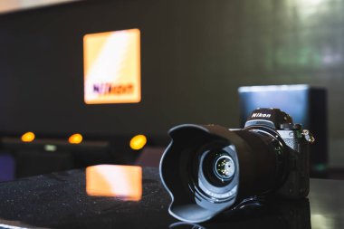 Bangkok, Tayland - 21 Eylül, 2018: Yeni Nikon Z7 full frame aynasızlar dijital kamera, görüntü vitrin genel duyuru denize indirmek olay, sunum aşamasına göre
