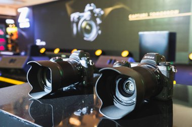 Bangkok, Tayland - 21 Eylül, 2018: Yeni Nikon Z7 ve Z6 full frame aynasızlar dijital kamera, görüntü vitrin genel duyuru denize indirmek olay, sunum aşamasına göre