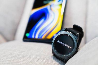 Bangkok, Tayland - 28 Eylül 2018: Yeni smartwatch Samsung Galaxy izle 42mm gece yarısı Siyah Oniks Siyah askısı, Samsung Galaxy Not 9 ile eşleştirilmiş kullanmak. Açıklayıcı editoryal içerik