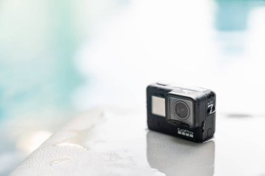 Bangkok, Tayland - 28 Eylül 2018: Yeni Gopro Hero 7 siyah kamera kopya alanı ile yüzme havuzunda ıslak yüzeyde. Açıklayıcı editoryal içerik