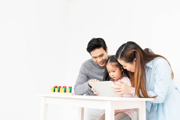 Młody Piękny Asian Rodziny Rodziców Małe Dziecko Pomocą Cyfrowego Tabletu — Zdjęcie stockowe