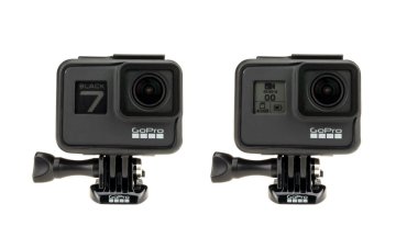 Bangkok, Tayland - Eyl 30, 2018: Yeni Gopro Hero 7 siyah eylem kamera görüntü çizme yukarıya ve durum işlem ekranı, beyaz arka plan üzerinde ayrı tut. Açıklayıcı editoryal içerik
