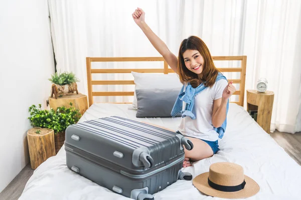 Ung Söt Glad Härlig Asiatisk Flicka Slutade Packning Resväska Bagage — Stockfoto