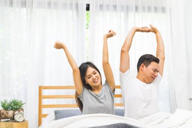 Genç Asyalı güzel birlikte yatak odasında yatak germe kadar çift uyku modundan çıkarma ile evlendi. Sabah yükselişi ve Parlatıcı, tembel gün, ev içi yaşam veya yetişkin aşk ilişki kavramı