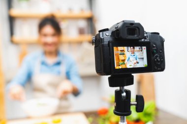 Genç Sevimli Asya blogger kız video eğitimi oturum ders ev mutfak pişirme salata kayıt. Gıda Bloglama veya vlogging, yayın veya sahası kavramı öğrenme online sosyal medya hobi