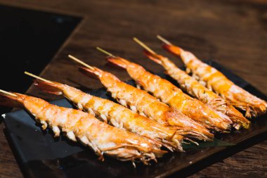 Izgara Karides Şiş şifreli, Japon Izakaya stili bar restoran tabakta servis tuzlu. Japonya deniz ürünleri Meze menüsü, Asya sokak gıda veya sağlıklı beslenme kavramı