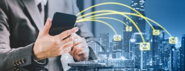 Cityscape arka plan üzerinde e-posta göndererek smartphone kullanarak girişimci işadamı çift pozlama bayrağı. İş iletişimi, Internet bilgi teknolojisi veya mobil e-posta uygulaması kavramı