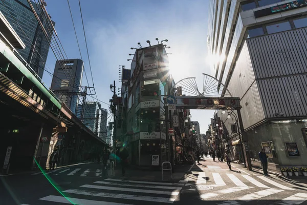 Tokyo, Japan - Jan 14, 2019: Tokyo city life by the street and alleys at Shinbashi station. Japanese local culture and lifestyle concept — Stock Image Tokyo Japan Jan 2019 Tokyo City Life Street Alleys Shinbashi Stock Picture