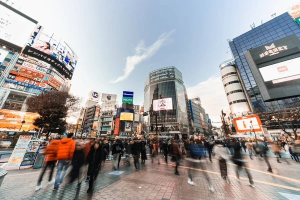 交差点を横切って渋谷交差点および車交通の交通機関に人々 の東京 2019 モーション ブラー アジア観光 日本観光 またはアジアの都市生活の概念 — ストック写真