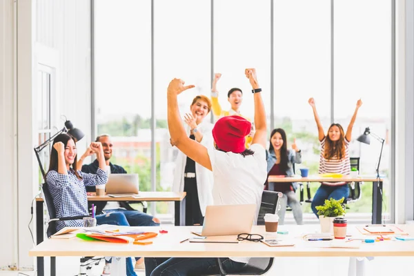 Multiethnisch Gemischte Gruppe Von Kreativen Mitarbeitern Oder Geschäftspartnern Feiern Gemeinsam — Stockfoto