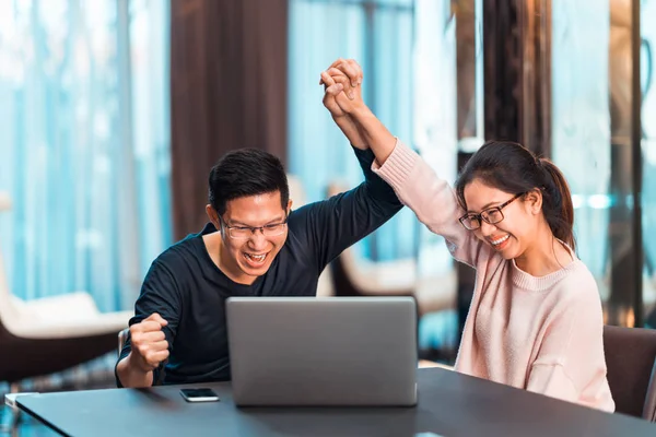 Joven Pareja Casada Asiática Toman Mano Celebrando Juntos Viendo Ordenador — Foto de Stock