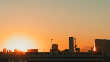Tokyo güzel alacakaranlık günbatımı sahne. Şehir, tren, sanayi ve Fuji Dağı, kopya alanı açık gökyüzü üzerinde siluet görünümü. Cityscape ve doğa, Japonya yaşam tarzı ya da Asya seyahat hedef kavramı