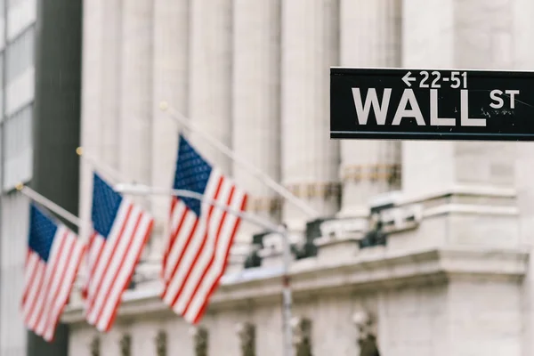 Wall Street Letrero Con Banderas Nacionales Estadounidenses Segundo Plano Distrito — Foto de Stock