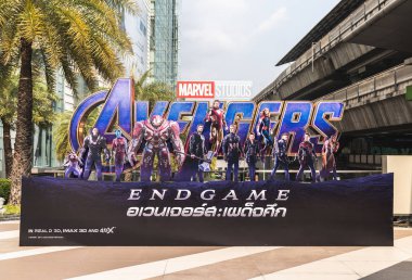 Bangkok, Tayland - Nis 25, 2019: Avengers Endgame film zemin sokakta ekran. Sinema tiyatrosu tanıtım reklamı veya film endüstrisi pazarlama konsepti