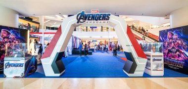 Bangkok, Tayland - 25 Nisan 2019: Alışveriş merkezindeki Avengers Endgame sergi standına katılan kalabalık insanlar. Film tanıtım reklam etkinliği veya film endüstrisi pazarlama konsepti