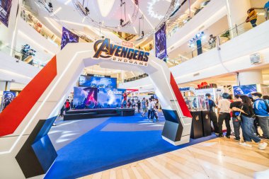 Bangkok, Tayland - 25 Nisan 2019: Alışveriş merkezindeki Avengers Endgame sergi standına katılan kalabalık insanlar. Film tanıtım reklam etkinliği veya film endüstrisi pazarlama konsepti