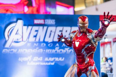 Bangkok, Tayland - Nis 25, 2019: Avengers Endgame sergi standında gerçek boyutlu Iron Man model gösterisi. Film tanıtım reklam etkinliği veya film endüstrisi pazarlama konsepti
