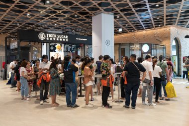 Bangkok, Tayland - Nis 28, 2019: Tiger Sugar kabarcık çay dükkanında kuyruk insanlar, Yeni Tayvanlı içecek mağazası yeni Pazar Bangkok açılış