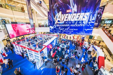 Bangkok, Tayland - 25 Nisan 2019: Alışveriş merkezindeki Avengers Endgame sergi standına katılan kalabalık insanlar. Film tanıtım reklam etkinliği veya film endüstrisi pazarlama konsepti
