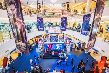 Bangkok, Tayland - 25 Nisan 2019: Alışveriş merkezindeki Avengers Endgame sergi standına katılan kalabalık insanlar. Film tanıtım reklam etkinliği veya film endüstrisi pazarlama konsepti