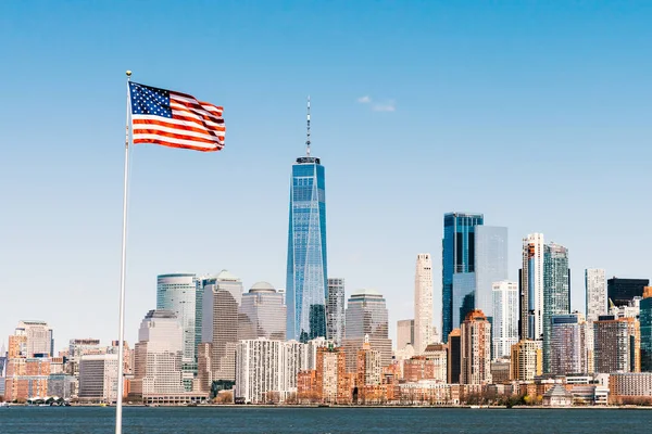 Американский Национальный Флаг Солнечный День Нью Йоркским Островом Манхэттен Фоновом — стоковое фото