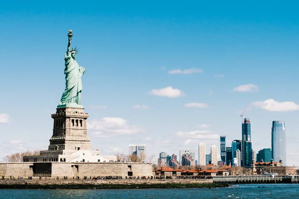 Статуя Свободы Солнечный День Нью Йоркским Островом Манхэттен Фоновом Режиме — стоковое фото