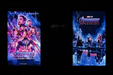 Bangkok, Tayland - Nis 28, 2019: Avengers Endgame film reklam iki Led ekranlarda. Sinema tiyatrosu tanıtım reklamı veya film endüstrisi pazarlama konsepti