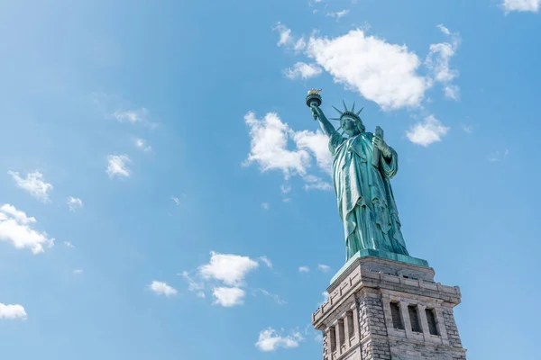 Статуя Свободы Солнечный День Чистый Голубой Фон Неба Национальный Символ — стоковое фото