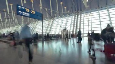 4k Uhd Havaalanı transit terminalinde yürüyen kimliği belirsiz kişilerin zaman atlamalı. Hava taşımacılığı, uluslararası turizm, yurtdışına seyahat veya banliyö yaşam tarzı kavramı