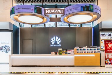 Bangkok, Tayland - 24 Mayıs 2019: Huawei mağaza ürün ekranı ve broşürler ile. Teknoloji perakende mağazası veya pazarlama reklam konsepti