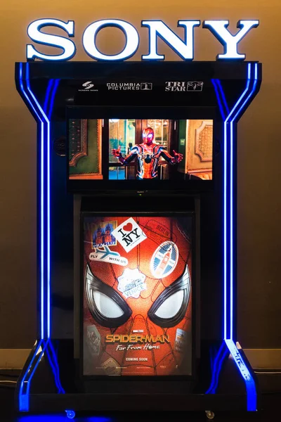 2019년 24일 스파이더맨 떨어진 포스터와 스크린 키오스크 디스플레이가 극장에서 예고편을 — 스톡 사진