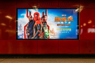 Hong Kong, Hong Kong - 5 Temmuz 2019: Örümcek Adam: Far From Home film afişi halk metro istasyonunda gösteriliyor. Sinema tanıtım reklam veya film endüstrisi pazarlama konsepti