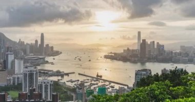 Hong Kong adası, Victoria limanı ve Kowloon şehrinin manzara veya şehir manzarası gece zaman atlamalı 4k Dci gün, Kırmızı tütsü brülör zirvesinden görünümü. Asya seyahat hedef kavramı. Kaydırma kamerası