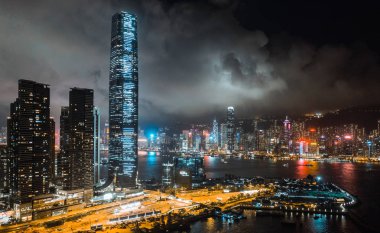 Gece Hong Kong şehir manzarası, Victoria Limanı'nda gökdelenler ve yüksek binalar, drone havadan görünümü. Asya seyahat hedef, Asya turizm, modern şehir hayatı, ya da iş finans ve ekonomi kavramı