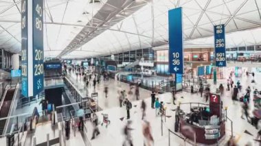 Hong Kong havaalanı transit terminalinde yürüyen kalabalık insanların 4k Uhd Zaman atlamalı. Hava taşımacılığı, uluslararası turizm, yurtdışına seyahat veya banliyö yaşam tarzı kavramı. Efekti uzaklaştırma