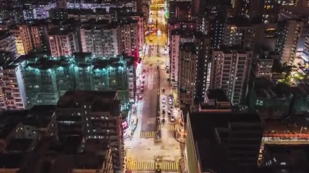 Uhd 超延时延时 汽车交通在路上和人们在夜间步行在香港市中心区 无人机空中娃娃顶视图 亚洲城市生活或公共交通概念 — 图库视频影像