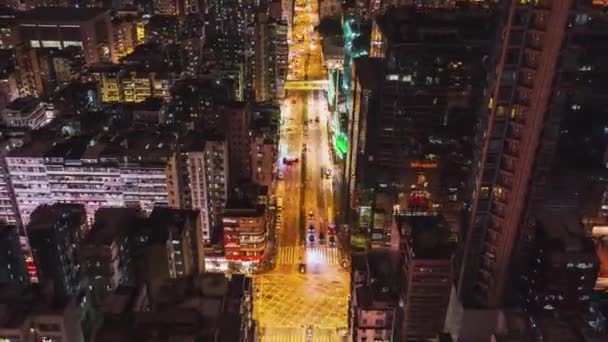 Uhd 超延时延时 汽车交通在路上和人们在夜间步行在香港市中心区 无人机空中娃娃顶视图 亚洲城市生活或公共交通概念 — 图库视频影像