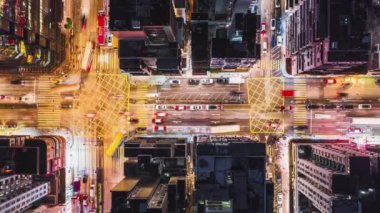 4k Uhd Zaman atlamalı araba trafiği yolda ve insanlar hong kong şehir merkezinde gece caddeden geçerken, drone havadan üst görünümü. Banliyö, Asya şehir hayatı veya toplu taşıma konsepti