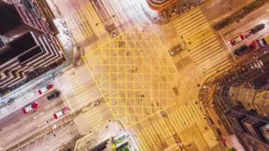4k Uhd Hyperlapse zaman atlamalı araba trafiği ve insanlar Hong Kong şehir merkezinde gece yol geçerken. Drone havadan üst görünümü, yukarı uçun. Banliyö, Asya şehir hayatı veya toplu taşıma konsepti