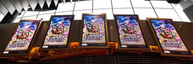 Bangkok, Tayland - 3 Eylül 2019: Led ekranlarda One Piece Stampede anime film ekran. Japon manga film reklam, sinema tiyatrosu tanıtım reklamları, ya da karikatür film endüstrisi pazarlama konsepti