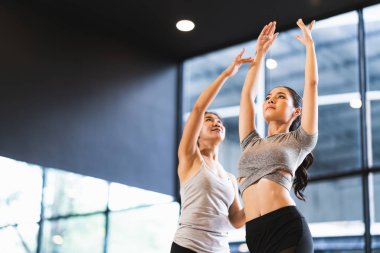 Yoga öğrenme Güzel Asyalı kadın yoga stüdyosu veya sağlık kulübü kadın eğitmen ile poz. Spor egzersiz etkinliği, jimnastik veya bale dans sınıf, ya da sağlıklı insanlar yaşam tarzı kavramı