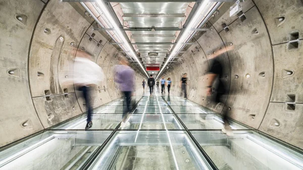 Névoa Movimento Asiáticos Não Identificados Andar Passarela Túnel Metro Transporte — Fotografia de Stock