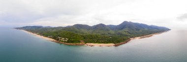 Tayland 'ın güneyindeki Krabi adasının panoramik hava manzarası. Doğa manzarası, deniz kıyısındaki tropikal iklim, ya da Güneydoğu Asya coğrafi konsepti