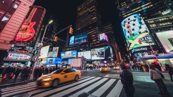 New York City Vereinigte Staaten 2019 Gedrängte Menschen Autoverkehr Plakatwände — Stockfoto