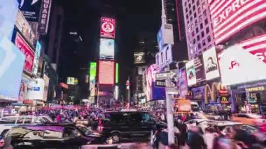 New York City, ABD - 31 Aralık 2019: Kalabalık insanlar, araba trafiği ulaşımı ve gece Times Meydanı 'nda reklam panoları gösteren reklam panoları, uzaklaşın. Amerikan yaşam tarzı ya da modern şehir yaşam konsepti