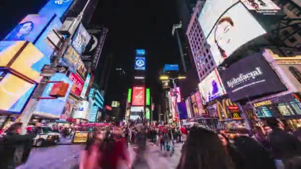 Mar 2019 스퀘어에서 광고를 표시하는 붐비는 사람들 자동차 광고판 생활의 — 비디오