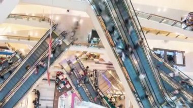 Bangkok, Tayland - 23 Ekim 2019: Modern alışveriş merkezlerinde kalabalık Asyalıların yürüyen merdivenleri kullanışlarının üst görünümü. Şehir hayatı, alışveriş yaşam tarzı, banliyö ulaşımı kavramı.
