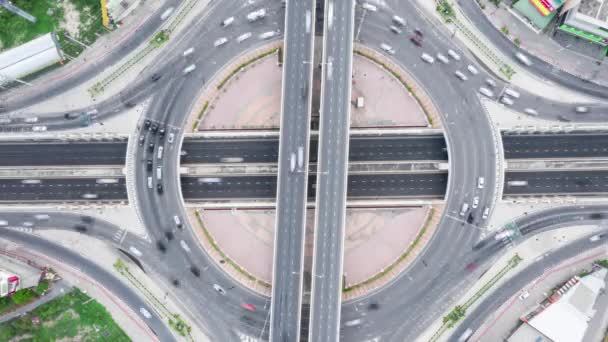 Zeitraffer Des Autoverkehrs Über Der Kreisstraße Drone Luftaufnahme Von Oben — Stockvideo
